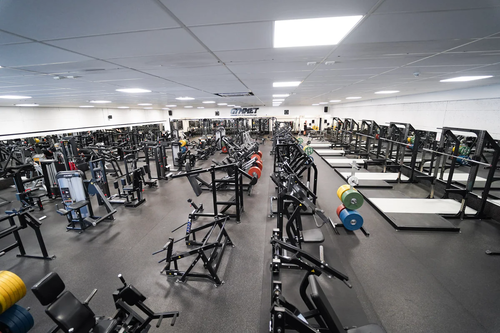Gym &amp; Fitness Luleå ABGYMMET KIRUNAFredrik Gunnelbrand och Anna Stålnacke kommer från Kiruna och det var där det första gymmet slog upp dörrarna 2002.Gymmet Kiruna har sedan dess bytt lokal två gånger och är idag nästan 6 gånger dess ursprungliga storlek.GYMMET GÄLLIVAREGymmet Gällivare är ett stort gym med en yta på 1 800 kvm.Vi har öppet alla dagar, dygnet runt, vilket gör det lätt för dig att hitta tid för träning oavsett hur din dag ser ut.Anläggningen har också gratis parkering och erbjuder duschar, bastu och omklädningsrum för bekvämlighet.Dessutom erbjuder gymmet padel som du enkelt bokar via Matchi.Gymmet har en imponerande gym-yta med ett brett utbud av styrketräningsmaskiner från världsledande märken.Maskinparken är handplockad från olika märken för att erbjuda så många alternativ som möjligt.Det finns också en utfallsgång, tre olika kabelstationer med tillhörande kyrssdrag och varierat utbud på draghantag, samt hantlar upp till 60 kg.Dessutom finns det Smithmaskiner och kettlebells.GYMMET BODENGymmet Boden är ett estetiskt tilltalande gym som sträcker sig över en yta på 1 200 kvm.Dessutom erbjuder vi under sommartider ett utegym på cirka 500 kvm.Vi har öppet alla dagar, dygnet runt, vilket gör det lätt för dig att hitta tid för träning oavsett hur din dag ser ut.Anläggningen har gratis parkering och erbjuder duschar, bastu och omklädningsrum för bekvämlighet.I vår maskinpark hittar du ett brett utbud av styrketräningsmaskiner från världsledande märken.Maskinparken är noga utvald för att ge så stort utbud som möjligt.Det finns även två utfallsgångar, 3 olika kabelstationer med tillhörande kryssdrag och ett varierat utbud av draghantag samt en hantelyta upp till 60kg.Vidare finns det Smithmaskiner, kettlebells och olika typer av friviktsutrustning som möjliggör styrkelyft, tyngdlyftning, crossfit och strongman.GYMMET LULEÅGymmet i Luleå är en anläggning på 1 100 kvm som är öppen dygnet runt alla dagar i veckan.Besökare kan dra nytta av gratis parkering och njuta av omklädningsrum med dusch och bastu för både dam och herr.Det finns också ett solarium tillgängligt för de som vill ha lite extra sol.Gymmet har en imponerande maskinpark med styrketräningsmaskiner från världsledande märken.För att möjliggöra ett brett utbud av träningsalternativ, har gymmet en utfallsgång och tre olika kabelstationer med tillhörande kyrssdrag och varierat utbud på draghantag.Dessutom finns det en smithmaskin och kettlebells.GYMMET STOCKHOLMGymmet Stockholm är en rymlig träningsanläggning på 1 300 kvm som erbjuder en mängd olika träningsalternativ för alla nivåer. Vi har öppet 04-24 alla dagar, året runt!Omklädningsrummen är utrustade med dusch och låsbara skåp för att förvara dina tillhörigheter under träningen.Herrarnas omklädningsrum har en bastu.På gym-ytan finner man ett brett utbud av styrketräningsmaskiner från välrenommerade märken.För att ge maximal variation har maskinparken handplockats från olika tillverkare.Här finns även utfallsgång, tre kabelstationer med tillhörande kyrssdrag och draghantag, samt en hantelyta som sträcker sig upp till 70 kg.Vidare finns Smithmaskiner och kettlebells att tillgå.GYMMET SUNDBYBERGGymmet Sundbyberg är en anläggning med en yta på 850 kvm. Gymmet är öppet 04-24, alla dagar året runt!.Här finns omklädningsrum med dusch och låsbara skåp samt bastu för både damer och herrar.Dessutom finns det en shop där medlemmarna kan köpa kläder och kosttillskott.En trevlig lounge-yta med mikrovågsugn och kylskåp erbjuder också möjligheten att köpa drycker och bars.Gym-ytan är utrustad med styrketräningsmaskiner från världsledande märken.Maskinparken är noggrant utvald från olika tillverkare för att erbjuda medlemmarna ett så brett utbud som möjligt.Här finns bland annat en utfallsgång, en däckvält och tre olika kabelstationer med tillhörande kryssdrag och ett varierat utbud av draghandtag.Du kan också använda smithmaskiner och kettlebells för att variera din träning.VÄSTERÅSGymmet Västerås är stort och rymligt, med en yta på hela 1 650 kvadratmeter.När det gäller träning, finns det en gym-yta med styrketräningsmaskiner från välkända märken som Hammer Strenght, Life Fitness, Arsenal Strenght, Atlantis, Hoist, Nautilus och Gymleco.Våra maskiner är handplockade från olika märken för att ge dig så många valmöjligheter som möjligt.&nbsp;Vi har även friviktsytor för den som vill utöva styrkelyft, tyngdlyftning och funktionell träning.För den som vill testa på strongman-träning har vi utrustning såsom logpress, farmers walk, släggor, lyftok och atlas-bollar.Vi har även en boxnings-sektion med vanliga långa säckar, runda säckar och päronboll.GYMMET UPPSALAGymmet Uppsala är en imponerande anläggning som sträcker sig över 1 500 kvm, som på somrarna erbjuder ett utegym på cirka 500 kvm.Gymmet är öppet 04-24, alla dagar året om!&nbsp;För att skapa en bekväm och komplett upplevelse har gymmet gratis parkering och omklädningsrum med dusch och låsbara skåp.Det finns också separata bastur för både damer och herrar.Gym-ytan rymmer ett brett utbud av träningsmöjligheter.Styrketräningsmaskinerna kommer från världsledande märken och är noggrant utvalda från olika tillverkare för att erbjuda ett mångsidigt utbud.Det finns också en frivikts-yta där medlemmarna kan utöva styrkelyft, tyngdlyftning, crossfit, strongman och mycket mer.Här finner man friviktsutrustning från världsledande Eleiko.Det inkluderar tävlingsgodkända lyftarställningar, power racks, tävlingsgodkända stänger för både styrkelyft och tyngdlyftning, teknikstänger och vikter.Dessutom finns det olika specialstänger som Hex bar och Safety squat bar.&nbsp;GYMMET ÖREBROVälkommen till Gymmet Örebro - en träningsanläggning som sträcker sig över hela 2 100 kvm och erbjuder en mängd olika träningsmöjligheter.Oavsett vad dina träningsmål är, så kan du hitta allt du behöver här.Vi erbjuder generösa öppettider - kl. 04-24, alla dagar året om!Omklädningsrummen är utrustade med dusch och låsbara skåp, och bastu finns tillgänglig för både damer och herrar.&nbsp;Du kan koppla av och ladda upp på lounge-området, där det finns en kyl och mikrovågsugn, samt möjlighet att köpa drycker och bars.Gratis parkering finns också precis utanför.Dessutom finns en padelbana tillgänglig som du kan boka via Matchi.Fram till september kan du som medlem boka gratis drop-in tider, en timme innan starttid!För att få tillgång till bokningen, registrera dig här!Här är de 15st mest sökta gymmen på GymKarta i Juli 2023Nordic Wellness Lindholmen på Lindholmsallén 20 i GöteborgSATS Gamlestaden på Gamlestadstorget 7 i GöteborgSTC Sävedalen - Göteborgsvägen 104 - GymKarta.seSTC munkebäck på Munkebäcks Allé 26 i GöteborgNordic Wellness Göteborg Kviberg Arena - GymKarta.seNordic Wellness Kungälv Kongahälla - GymKarta.seActic Lerum - Vattenpalatset på Häradsvägen 3 i Lerum&nbsp;Maximus Gym Brunnsbo på Folkvisegatan 15 i GöteborgSATS Hovås på Björklundabacken 2 i Hovås - GymKarta.seNordic Wellness Backaplan på Gustaf Dalénsgatan 13Fitness24Seven på Lergöksgatan 6 i Västra FrölundaSATS Askim (Sisjön stora) på Ekonomivägen 6 i AskimSTC på Ekenleden 10 i Kållered - GymKarta.seNordic Wellness Marklandsgatan - GymKarta.seNordic Wellness på Vasagatan 7 i Göteborg